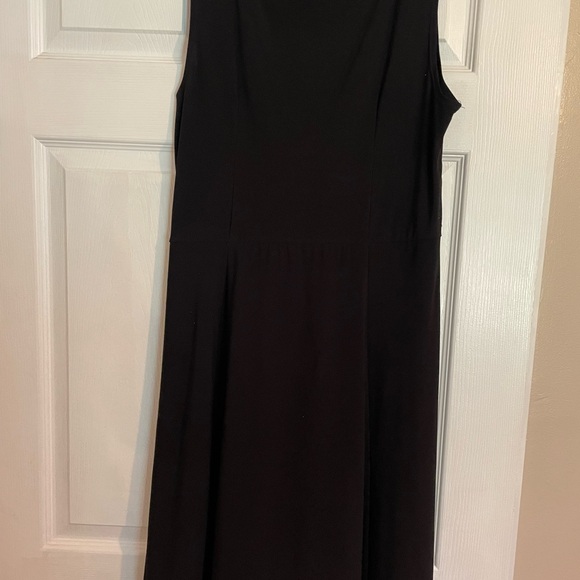 Classy and comfortable work dress. Very versatile. - Picture 4 of 5